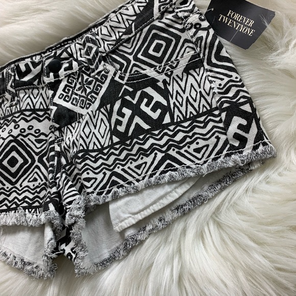 NWT F21 Aztec Print Black White Low Rise Cutoff Jean Denim Shorts 25 - Picture 4 of 9